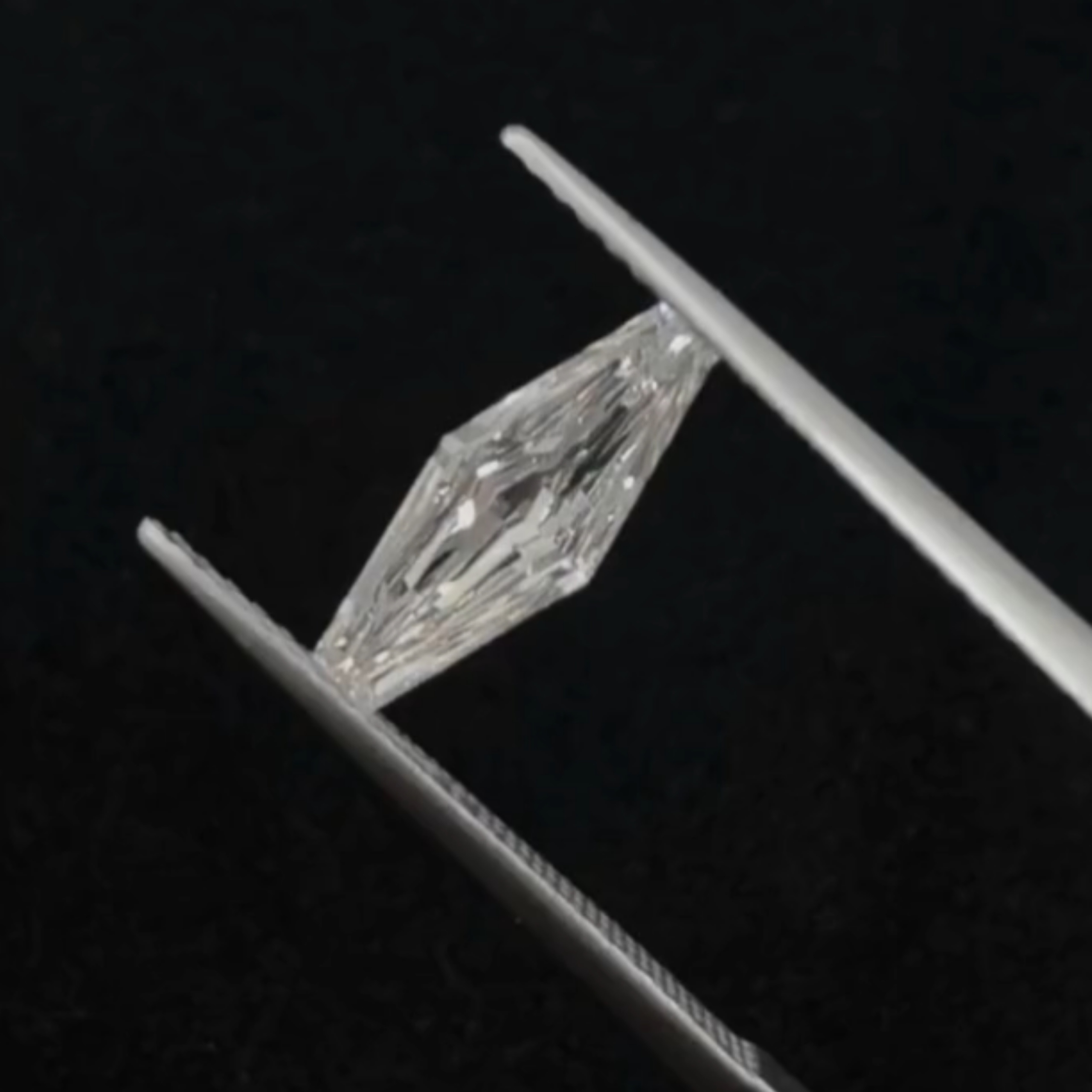 0.99CT F VVS2 Shield Elegant Lab Grown Fancy Shape Diamond 12*4.75*2.5MM